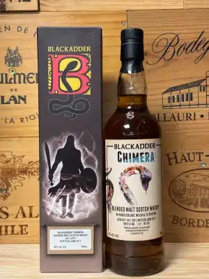 Fles Blackadder Chimera Blended Malt Cask CH 1-2017 met artistiek etiket en opvallend design, naast de originele doos