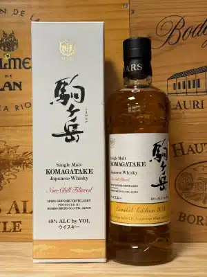Fles Mars Komagatake Limited Edition 2018 whisky met donkerblauw etiket, naast de originele doos