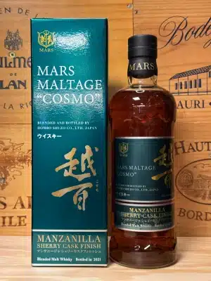 Fles Mars Maltage Cosmo Manzanilla Sherry Cask Finish 2021 met elegant donker etiket, naast de bijpassende doos
