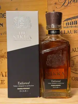 Fles Nikka Tailored blended whisky met elegant zwart-goud etiket, naast een stijlvolle geschenkdoos