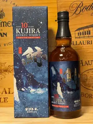 Fles Kujira 10 Year Old Ryukyu Whisky met opvallend blauw etiket en walvisillustratie, naast de luxe geschenkdoos