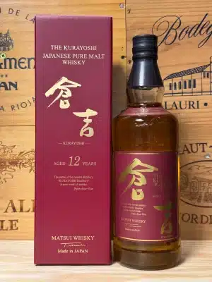 Fles Kurayoshi 12 Year Old Pure Malt Whisky met traditioneel Japans etiket in goud en zwart, naast een luxe geschenkdoos