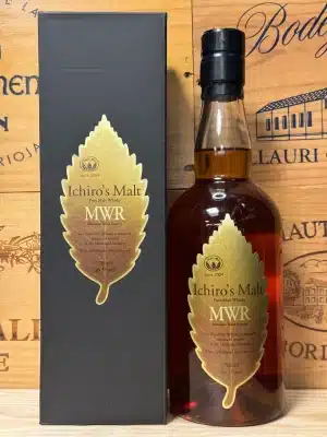 Fles Ichiro's Malt Mizunara Wood Reserve (MWR) met verfijnd wit etiket en goudaccenten, naast de bijpassende doos gepresenteerd