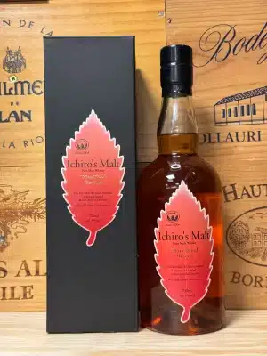Fles Ichiro's Malt Wine Wood Reserve Japanse whisky met roodbruine accenten op het etiket, naast de bijpassende doos