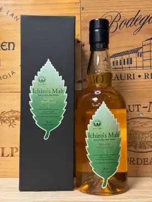 Fles Ichiro's Malt Double Distilleries met stijlvol wit etiket en zwarte accenten, naast de bijpassende doos gepresenteerd