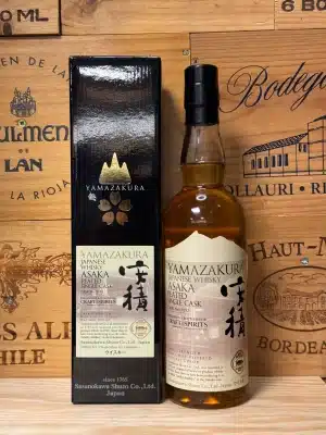 Een fles Yamazakura Asaka Peated single malt whisky met een strak labelontwerp. De fles toont een amberkleurige whisky, geproduceerd door de Asaka-distilleerderij in Japan, bekend om zijn subtiel rokerige en complexe smaakprofiel.