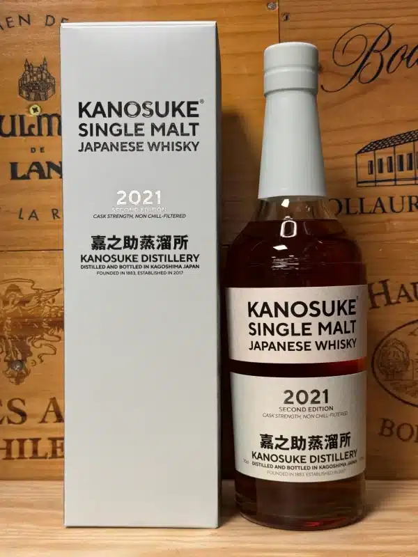 Kanosuke Single Malt 2021 Second Edition – coastal single malt uit Kagoshima, gedistilleerd in pot stills met diverse lyne arms en gerijpt in ex-shochu en bourbonvaten. Subtropisch rijpingsklimaat levert gelaagde tonen van tropisch fruit, kruidig hout en ziltige finesse.