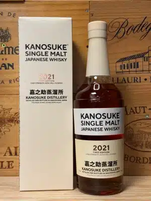 Exclusieve fles Kanosuke Single Malt 2021 First Edition – een verfijnde Japanse whisky geboren aan zee, met zachte ambertinten en een elegant etiket. Een harmonie van subtropisch rijpingsklimaat, traditie en innovatie in elke druppel.