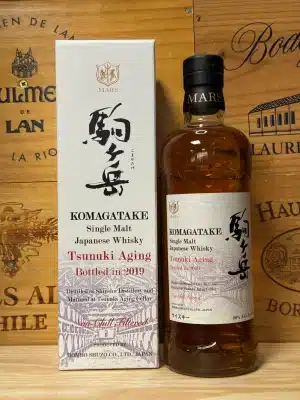 Exclusieve fles Mars Komagatake Tsunuki Aging – een meesterlijke single malt die Japanse vakmanschap en unieke rijping in het warme zuiden van Tsunuki combineert. Elegantie in een glas, met rijke aroma’s en verfijnde diepgang.