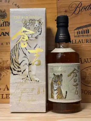 Kurayoshi 5 Year Old Year of the Tiger 2022 – een gelimiteerde Japanse whisky in een stijlvolle fles met een goudkleurige tijgerillustratie. Gerijpt in bourbonvaten, met tonen van vanille, honing en zachte rook. Een eerbetoon aan het Chinese Jaar van de Tijger.