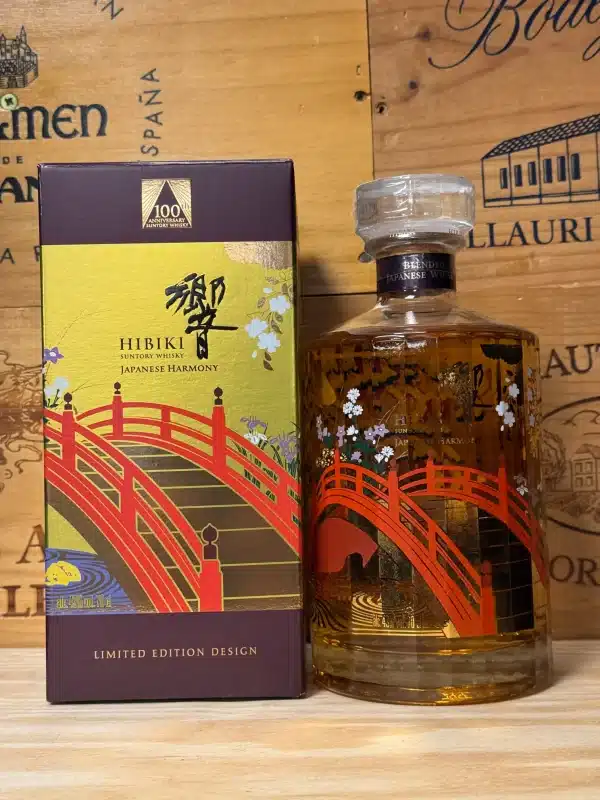 Fles Hibiki 100th Anniversary limited edition whisky met verfijnd veelhoekig design en speciaal jubileumetiket, naast luxe geschenkdoos