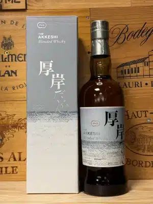 Akkeshi Daikan 2022 – een limited edition Japanese single malt uit de “24 seizoenen”-serie, geïnspireerd op de diepste winter. Elegant verpakt, met tonen van turfrook, citrus, kruiden en zilte zeelucht. Een harmonieuze expressie van Hokkaido’s ruige kustklimaat.