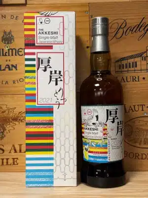 Akkeshi Rittō 2021 "Winter Begins" – limited edition single malt uit Hokkaido, elegant verpakt met seizoenslabel. Rokerige tonen van turf, kruiden en zeelucht, geïnspireerd op het begin van de Japanse winter volgens de 24 seizoenen-kalender.