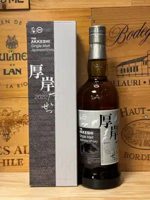 Akkeshi Taisetsu 2022 – limited edition single malt whisky uit Hokkaido, geïnspireerd op het Japanse microseizoen ‘grote sneeuw’. Diep, rokerig en complex, met tonen van turf, citrus en kruiden. Verpakt in een elegante fles met winterse illustratie.