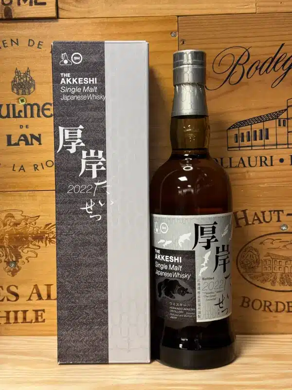 Akkeshi Taisetsu 2022 – limited edition single malt whisky uit Hokkaido, geïnspireerd op het Japanse microseizoen ‘grote sneeuw’. Diep, rokerig en complex, met tonen van turf, citrus en kruiden. Verpakt in een elegante fles met winterse illustratie.