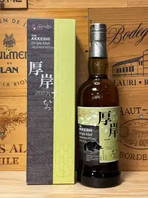Akkeshi Keichitsu 2023 “Life Awakens” – een expressieve single malt uit de 24 seizoenen-serie, gewijd aan het ontwaken van de natuur. Rijk aan turfrook, citrus, en florale tonen, gepresenteerd in een elegante fles met lentemotief.