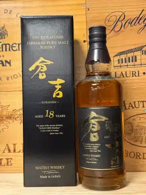 Kurayoshi 18 Year Old – een prestigieuze Japanse pure malt whisky in een elegante fles met klassiek label. Diep amber van kleur, met rijke aroma’s van gedroogd fruit, sherry, eikenhout en een zijdezachte, complexe afdronk.