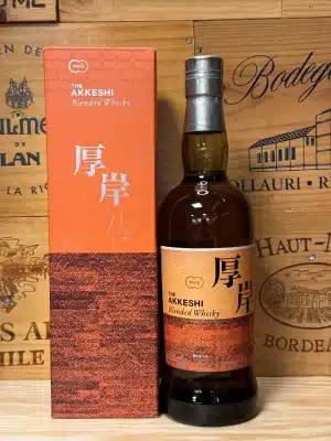 Akkeshi Shōsho 2021 – een verfijnde Japanse single malt uit de “24 seizoenen”-serie, gewijd aan het zomerseizoen van ‘lichte hitte’. Subtiel rokerig, met florale en fruitige tonen, gebotteld in een stijlvolle fles met seizoensgebonden kunstwerk.