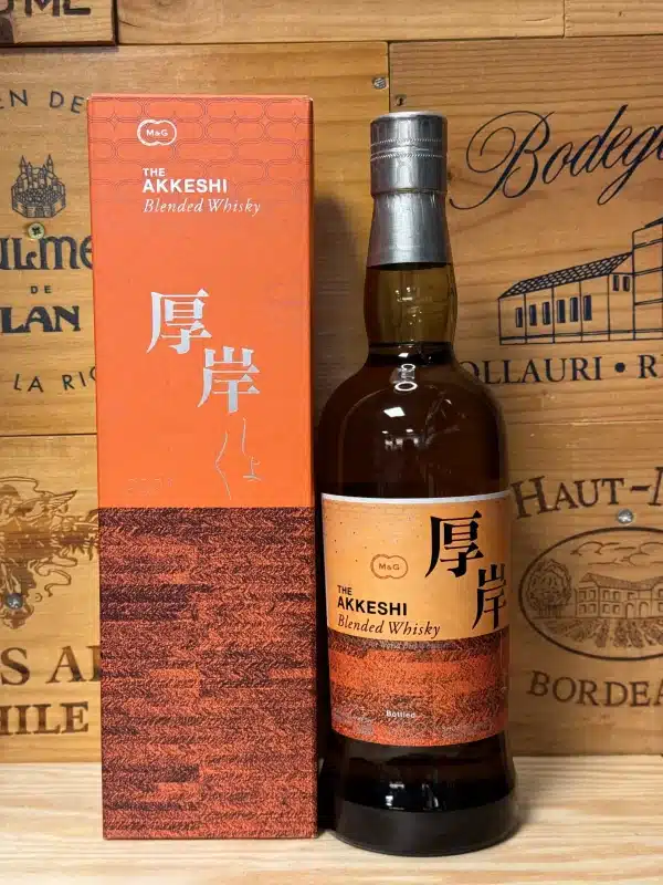 Akkeshi Shōsho 2021 – een verfijnde Japanse single malt uit de “24 seizoenen”-serie, gewijd aan het zomerseizoen van ‘lichte hitte’. Subtiel rokerig, met florale en fruitige tonen, gebotteld in een stijlvolle fles met seizoensgebonden kunstwerk.