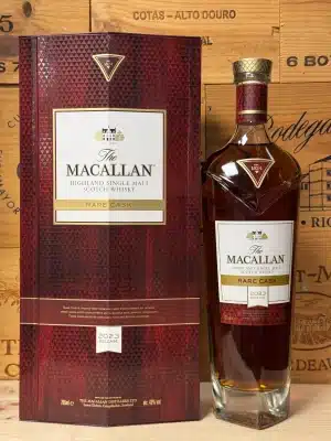Fles Macallan Rare Cask 2023 in luxe rode doos met goudkleurige details, premium single malt whisky stijlvol gepresenteerd op een donkere ondergrond.