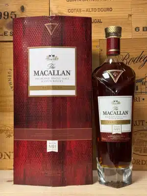 Fles Macallan Rare Cask Batch No. 1 2019, luxe single malt whisky in een donkerrode doos met gouden accenten.