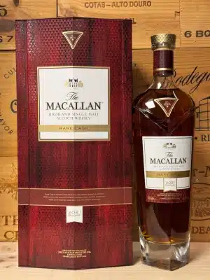 Fles Macallan Rare Cask 2021 in luxe rode verpakking met gouden accenten, premium single malt whisky elegant gepresenteerd op een donkere achtergrond.