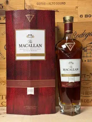 Fles Macallan Rare Cask 2020 Release in elegante rode doos met gouden accenten, premium single malt whisky gepresenteerd op een luxe ondergrond.