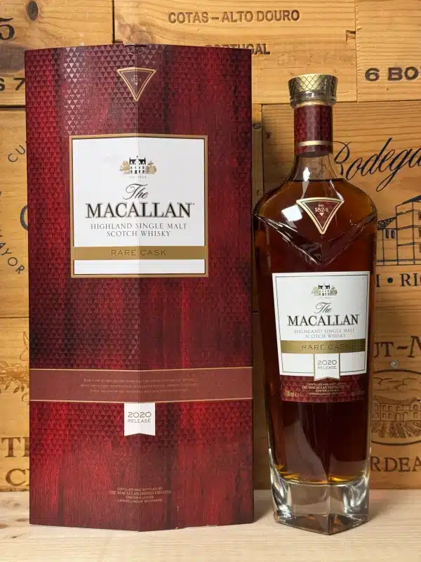 Fles Macallan Rare Cask 2020 Release in elegante rode doos met gouden accenten, premium single malt whisky gepresenteerd op een luxe ondergrond.