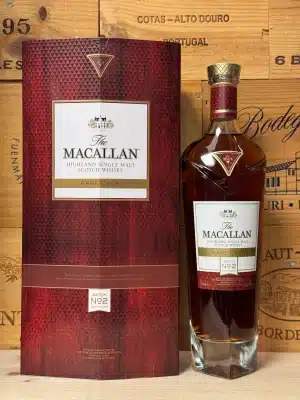 Fles Macallan Rare Cask Batch No. 2 2019 in luxe rode verpakking met gouden details, single malt whisky gepresenteerd tegen een elegante achtergrond.