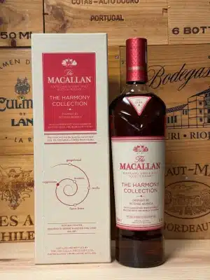 Fles Macallan The Harmony Collection Intense Arabica – luxe single malt whisky met koffie-geïnspireerde smaken, gepresenteerd in duurzame verpakking van koffieresidu.