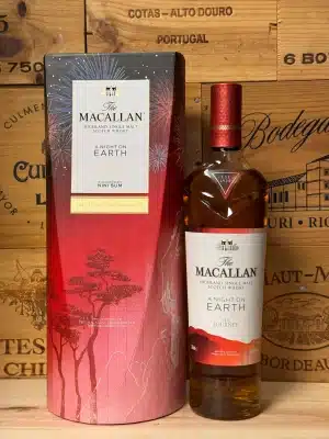 Fles The Macallan A Night on Earth – The Journey met kleurrijke verpakking, een limited edition single malt geïnspireerd op viering en verandering.