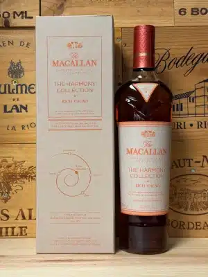 Fles Macallan The Harmony Collection Rich Cacao – exclusieve single malt whisky met chocoladetonen, in duurzame verpakking van cacaodoppen.