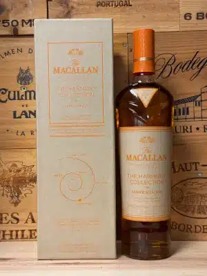 Fles Macallan The Harmony Collection Amber Meadow – elegante single malt whisky met florale tonen, in duurzame verpakking geïnspireerd op de natuur.