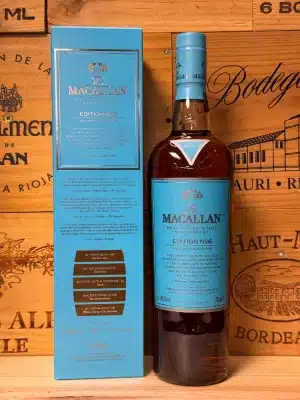 Fles The Macallan Edition No.6 single malt whisky in blauwe verpakking, geïnspireerd door de rivier de Spey en het Schotse landschap, symbool van natuur en vakmanschap.