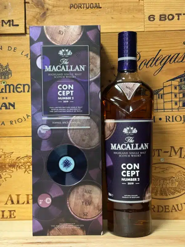 Fles The Macallan Concept Number 2 (2019) single malt whisky in artistieke verpakking met muzikale elementen, symbool van de fusie tussen whiskyvakmanschap en elektronische muziek.