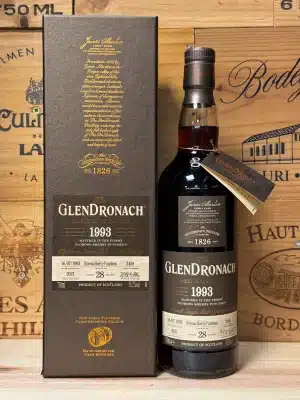 Fles GlenDronach 1993 Cask 2458 single malt whisky, 28 jaar oud, met diepbruine kleur en klassieke GlenDronach-presentatie.