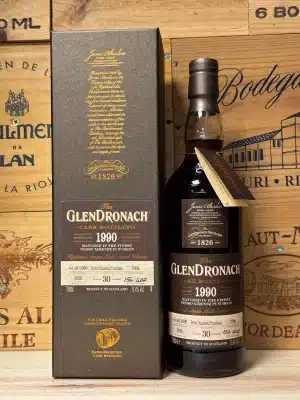 Fles GlenDronach 1990 Cask 7006 single malt whisky, 30 jaar oud, gerijpt op PX sherryvat, met luxe etiket en diepbruine kleur.