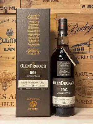 Fles GlenDronach 1993 Cask 6865 single malt whisky, 28 jaar oud, gerijpt op PX sherryvat, met klassieke GlenDronach-label en diepbruine inhoud.