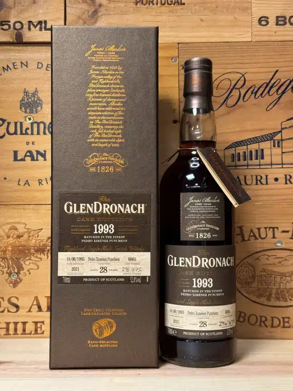 Fles GlenDronach 1993 Cask 6865 single malt whisky, 28 jaar oud, gerijpt op PX sherryvat, met klassieke GlenDronach-label en diepbruine inhoud.