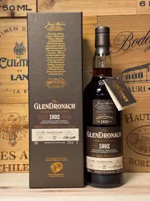 Fles GlenDronach 1992 Cask 7411 single malt whisky, 27 jaar oud, gerijpt in een Oloroso sherry puncheon, met diepbruine kleur en klassiek etiket.