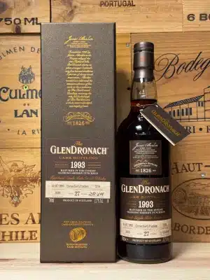 Fles GlenDronach 1993 Cask 7276 single malt whisky, 27 jaar oud, gerijpt in een Oloroso sherry puncheon, met mahoniekleurige inhoud en klassiek etiket