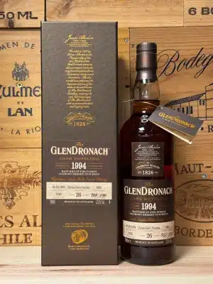 Fles GlenDronach 1994 Cask 4363 single malt whisky, 26 jaar oud, gerijpt in Oloroso sherry puncheon, met klassiek etiket en donkerbruine kleur.