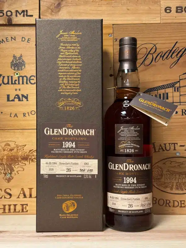 Fles GlenDronach 1994 Cask 4363 single malt whisky, 26 jaar oud, gerijpt in Oloroso sherry puncheon, met klassiek etiket en donkerbruine kleur.