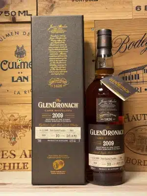 Fles GlenDronach 2009 Cask 2091 single malt whisky, 10 jaar oud, gerijpt in PX sherry puncheon, met klassiek label en koperkleurige inhoud.