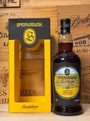 Fles Springbank 10 Year Old Local Barley 2020 single malt whisky, 55,6% alcohol, met klassiek Campbeltown-label en natuurlijke amberkleur.