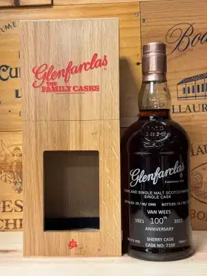 Fles Glenfarclas 31 Years Van Wees 100th Anniversary single malt whisky, gelimiteerde jubileumbotteling met klassiek label en amberkleurige inhoud.