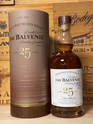 Fles The Balvenie 25 Year Old single malt whisky uit de Rare Marriages-serie, met luxe verpakking en gouden amberkleurige inhoud.