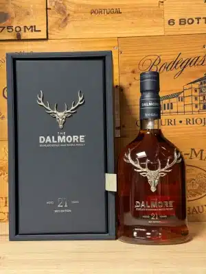 Fles The Dalmore Vintage 21 Year Old single malt whisky met zilveren hertensymbool en luxe geschenkverpakking.