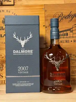 Fles The Dalmore Vintage 2007 single malt whisky met het iconische zilveren hertensymbool en luxe Highland uitstraling.