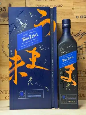 Johnnie Walker Blue Label Elusive Umami – een exclusieve, limited edition blend in een luxe fles met artistiek ontwerp. Gelaagd en complex, met diepe umami-tonen van gedroogd fruit, soja, zeezout en eikenhout. Een unieke whisky-ervaring met culinaire finesse.